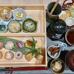 和食料理 かいと - かいと御膳    2950円
              ･手毬寿司8貫  ･惣菜小鉢5種 ･ミニ天ぷら
              ･茶碗蒸し  ･赤だし･選べるお漬物２種