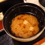東京北浜 - お味噌汁　具材は、玉ねぎとお麩