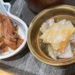 和食料理 かいと - お漬物が5種類から2つ選べるのは嬉しい♪
私は釜炊き生姜(左)とはくさい(右)に。