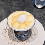 Florilege - 林檎のデセール。薄くスライスされた林檎が美しく並べられています