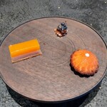 Florilege - マスカットベリーAのパートドフリュイ、干し柿の羊羹自家製あんこ飲んで層の下にタルト生地。クロモジフィナンシェ。クロモジ話題の素材のようですがほぼ初耳でした(汗) 薬効性のある植物だそうですね☆(^^)