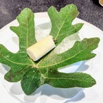 Florilege - 最初のさつまいものお料理。周りがパリパリの飴状で中はさつまいもアイス、小さな枝がキャンディーの棒のよう、トッピングに皮のパウダー。まだ暑いからと、ひんやりスターターで(^^)