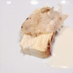 Florilege - ミルフィーユ仕立てということでその重なりを見てみたく、トッピングされた素材達を少し移動して見てみました。この一皿にどれほどの手間暇がかかっているのかしらと思う丁寧なお仕事が素晴らしい☆