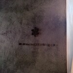 Florilege - 壁にFlorilageの文字。