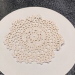 Florilege - きれいなレースの敷物。フロリレージュのデザインに似ていますね☆とっても素敵!! 随所にフロリレージュモチーフが散りばめられているようで素晴らしいです