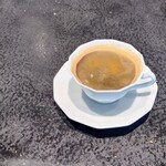 Florilege - コーヒー。中深煎りほどでバランスよく飲みやすい味わい。ボリュームのあるデザートにも相性良くいただける美味しさ。白くエレガントな器に変わって、他の新しい器たちとともに美しいです☆