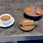 Florilege - ミニャルディーズとコーヒー。コーヒーの器が変わりましたね。こちらの器も素敵です(^^) 琥珀糖レモンバーベナ寒天、素朴でどこか懐かしいようなでもオシャレな味わいが素敵。