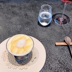 Florilege - 林檎のデセール。ジュレブラマンジェフレッシュスライスの上にフローズン。林檎の秋、季節感ですね～(*^^*) ワインのペースゆっくりいただいていたので、まだグラスにあり合わせて楽しめちゃいました♡