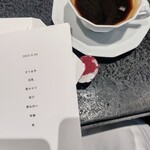 Florilege - メニューを下さったのが今回お食事が終わりになるタイミングでしたが、以前はスタートのセッティングから置かれていたメニューです。タイミングが変わったこと、きっと何かお考えがおありなのでしょうか