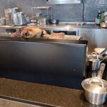Florilege - 川手シェフが焼きものされる調理台。この日のお肉が乗せられています。お料理の様子が間近に拝見できて幸せ〜＼(^o^)／