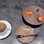 Florilege - コーヒーとミニャルディーズ。今後もこのスタイル続いていくか分かりませんが、アフタヌーンティーのようで楽しいです。干し柿とあんこの羊羹タルトが特に好きでした(^^)