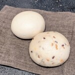 Florilege - 温かい酒粕入りの蒸しパン。野菜の種入りの蒸しパンプチプチしていて楽しい口溶け。どちらもホッと癒やされる味わい大好きです(^^)