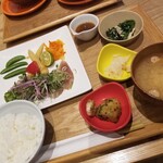 Wago Han To Kafe Chawan - 薬味たっぷり びんちょう鮪のレアステーキ 大葉香る、和風香味野菜ソース@1,529円