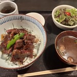 小馳走蔵 TAKERO - 国産牛のステーキ丼（ご飯少なめ）¥1,200