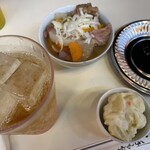浅草 居酒屋どん - ジンジャーエール、塩味の牛すじ煮込み、お通しのポテサラ