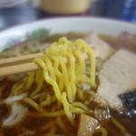 銀蝶 - これがまたいい！茹で加減絶妙（硬め）の黄色い縮れ麺、歯応えも楽しめる＾＾