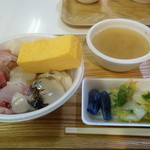 青森魚菜センター - 味噌汁と漬け物を付けて１８００円です