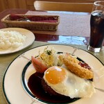 食彩ダイニングsako - デミグラスソース ハンバーグ ♪ 
            目玉焼き・もっちりチーズコロッケ トッピング