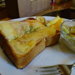 三日月とCAFE - 料理写真:とろとろチーズのクロックムッシュ