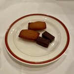 ダイニングルーム - フィナンシェとチョコは勿論食べきれず、持ち帰りにしてもらう