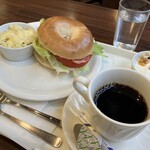 BOOK&CAFE SUGISHIMA - ベーグルサンド、ブレンドコーヒーを単品注文。朝の時間だったからか、ヨーグルトはサービスでした