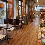 BOOK&CAFE SUGISHIMA - なかなか本格的、椅子も座りやすいデザイン