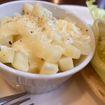 BOOK&CAFE SUGISHIMA - ベーグルに添えてあるジャーマンポテト。チーズがとろけてなかなか善き♪