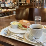 BOOK&CAFE SUGISHIMA - テーブル席にて、ベーグルサンドとブレンドを。