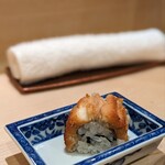 Saka gawa - 突き出しその3　穴子寿司。こちらの穴子もふわふわでほどける！お米もほろほろと優しく口の中でほどける。