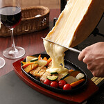 Resort Cafe Lounge Lino - 料理写真:チキンステーキ、ラクレットチーズ