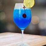 モッチモ・パスタ&CAFE - ヴァージンマリブサーフ￥６００
ココナッツとブルーキュラソーとソーダ