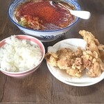 麺処 魚雷 東バイパス店 - セットのご飯と唐揚げ