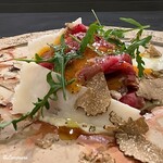 カーサ・デル・チーボ - 短角牛のイチボのカルパッチョに卵黄とサマートリュフ
