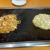 鶴橋風月 - 鉄板上のお好み焼きと焼きそば