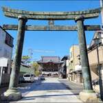 THE KASUGA - 青銅鳥居入って楼門左手に駐車場