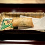 多仁本 - ■子持ち鮎の煮浸しの春巻き
      中には、ギュギュッと詰まった鮎の卵。風味高く、これはインパクトあり！