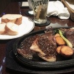 横浜鉄板 310 DINING - コースの肉料理（右半分がワインソース、左半分がシャリアピンソース）とパン