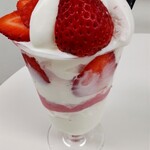 ROJIURA Café - 十勝生乳のベリーベリーパフェ 1300円