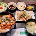 魚良 - 海鮮ユッケ丼定食1000円＋セット油淋鶏200円