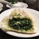 Nanshou Mantouten - 精進饅頭　割ったところ　具はたったの3種類。椎茸・青梗菜・筍のみ。肉魚はもちろん、五葷と呼ばれる精の付く野菜（にんにく・ニラ・らっきょう等）は使用していない