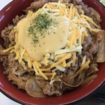 すき家 - 料理写真:メガサイズチー牛。器は底が浅い…飯だけならまだまだいける。問題は塩気だけである。