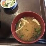 Sukiya - 味噌汁は塩気強かった気する。おしんこは普通。まあ、キングに挑む時には要らないという結論に達したのであります。