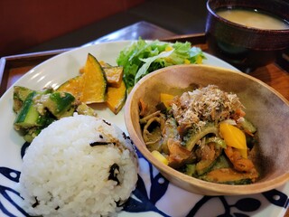Cafe KUKURU - 8月の定食メニュー「ゴーヤとカボチャの炒め物」