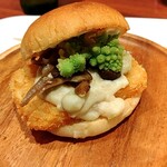 popi - 料理写真:もち麦クリームとキノコのハッシュドポテトバーガー500円