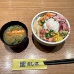 Sushitsune Takumi - 温玉とろたく丼 お味噌汁