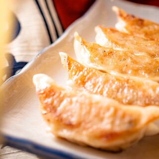 ◆毎日店舗で１つ１つ丁寧に包んで焼き上げる手作り餃子◆