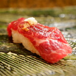 にぎり鮨 一五〇 - クジラの尾肉