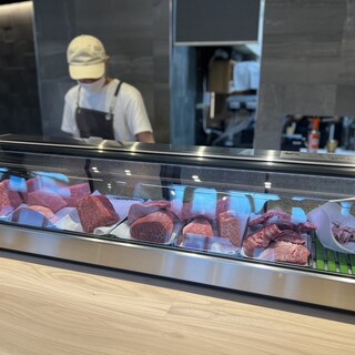 モダンでシンプルな空間◆肉の手切りなどライブ感あるカウンター