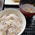 京鴨一羽買いと京のおばんざい 市場小路 - 京三昧のおばんざいプレート¥1980の五穀米と京桜味噌を使った赤だしのお味噌汁