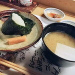 和旬菜と地酒　よし都みやこの　離れ - 昆布おにぎり＋あおさ味噌汁